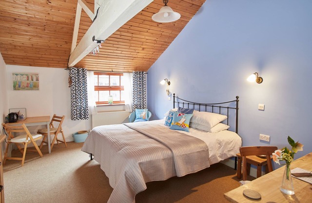 Doppelzimmer-King-Ensuite Dusche-Blick auf den Hof-Super King