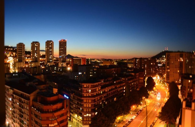 Superviews, parking 24h vigilado incluido y Netflix en habitación independiente con baño privado en apartamento particular, Français&English