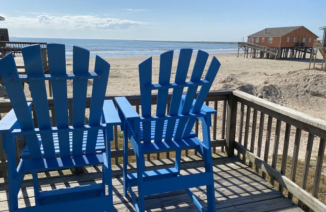 Surf Rider - cozy modern cottage. Steps to the Beach!!