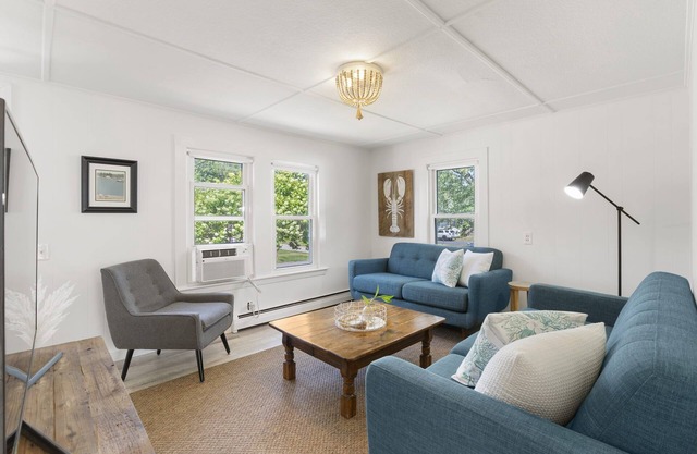 Surf's up! 3 bedroom cottage 1 mile from the beach