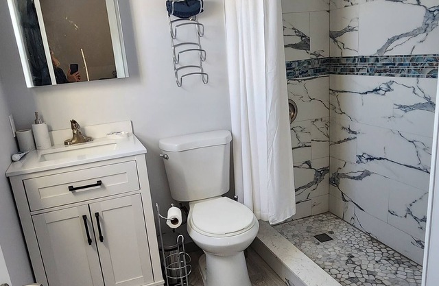 Surfer's Paradise 2 blocks from the beach in NYC with shared fenced-in backyard.