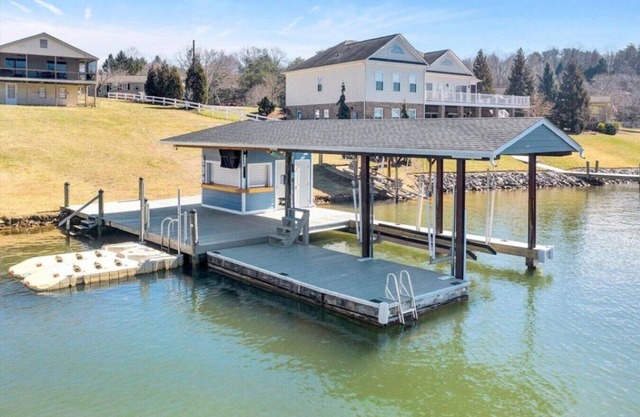 Surfside - Dock with bar area / Gentle lot / Cozy Retreat