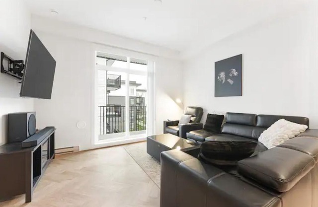 Surrey Central 2B/2B 1000+ sqft & 30 min to DT Van