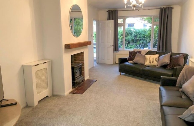Surrey - Private House with Garden & Parking 12