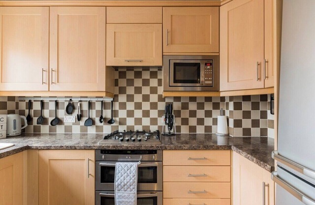 Surrey Stays- Sleeps 5, 2 spaces, RH1, near LGW