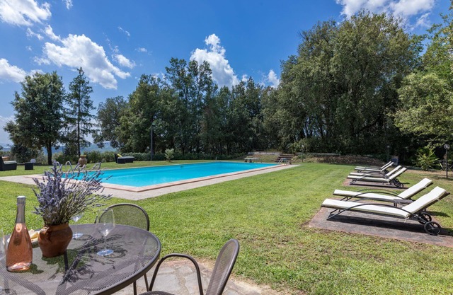 Umgeben von Grün und Natur, eine neu restaurierte Villa und ein Nebengebäude, ideal für eine Gruppe