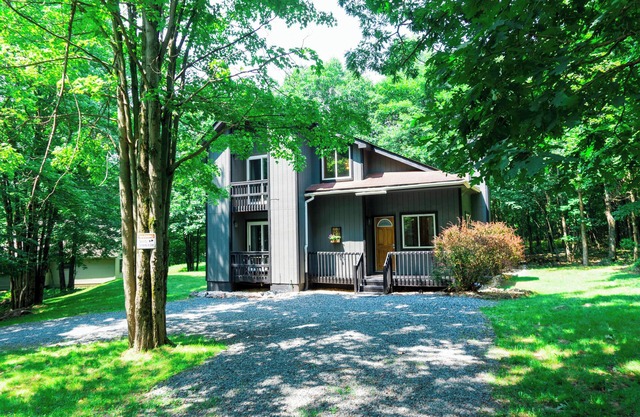 Hiking & Lakes 10 min away! Private Lake, King Bed, Peaceful Deck & Game Room!
