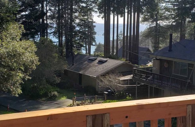 Surrounded by Redwoods with Ocean View & beach access