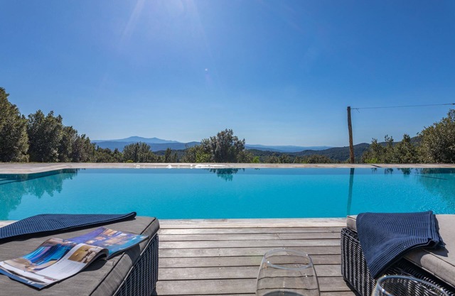 Unabhängige Villa für 10 +4 Personen mit privatem Pool.