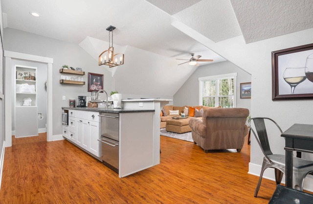 Surrounded by Vineyards and Farmland, New Décor and Furnishings Throughout, 3 Miles to Newberg