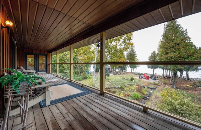 Surrounded by water, w/ hot tub & lounges