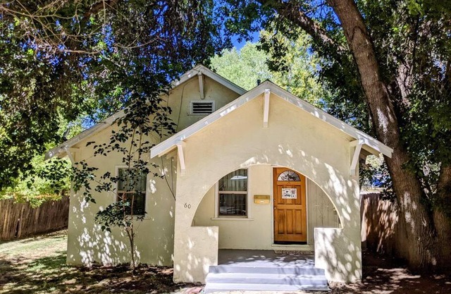 Susanville's cutest cottage 3 beds 1 bath sleeps 4