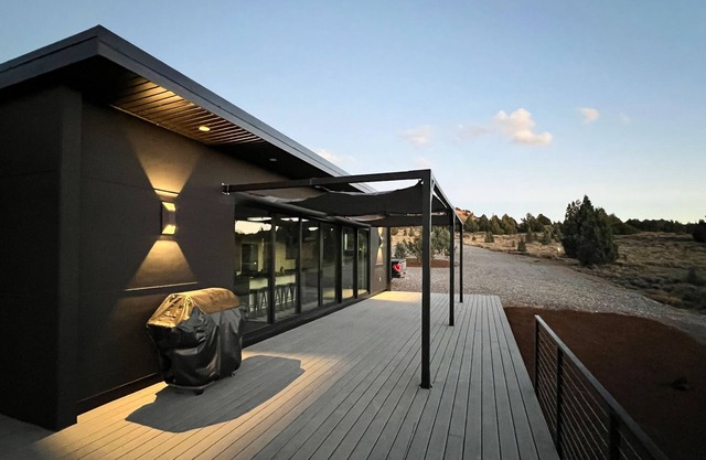Sustainable/off-grid solar home on 2.5 acres with private deck & amazing views