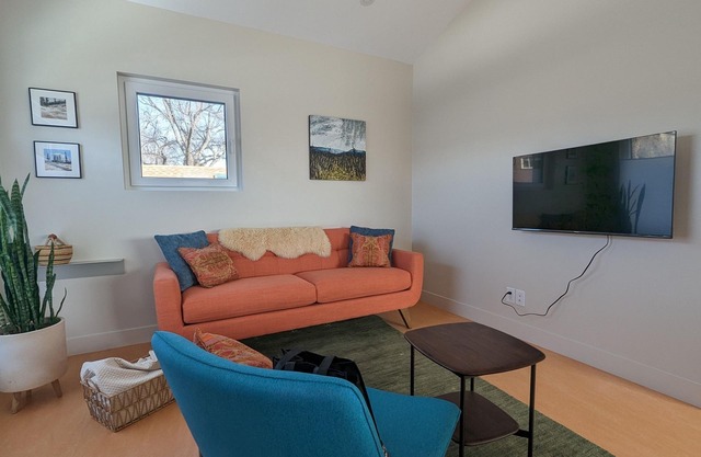 Sustainably built garden suite, steps from Whyte Ave, river valley & university!