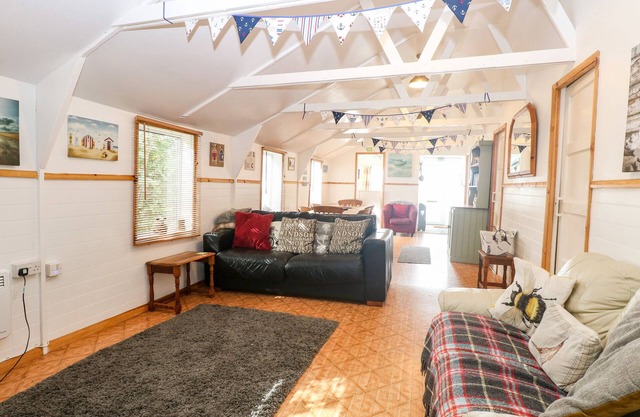 SUZANNE'S BEACH HUT, pet friendly, country holiday cottage in Walcott