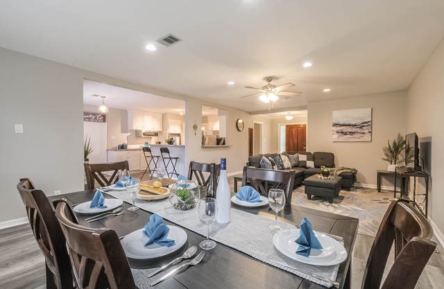 SW Retreat | Sleeps 9 | King Bed | Pet-Friendly | High-Speed WiFi