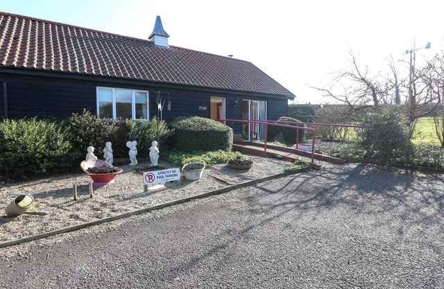 SWALLOW BARN, family friendly, country holiday cottage in Halesworth