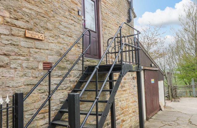 SWALLOWS NEST, romantic in Sutton Near Macclesfield