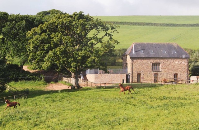 SWALLOWS REACH, pet friendly, character holiday cottage in Halwell