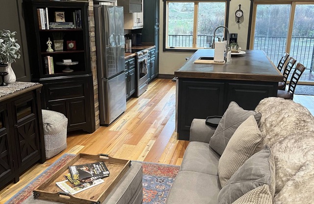 Swan Valley Modern Vintage Bayhome. Awesome view of Rainey Creek. Sleeps 5.