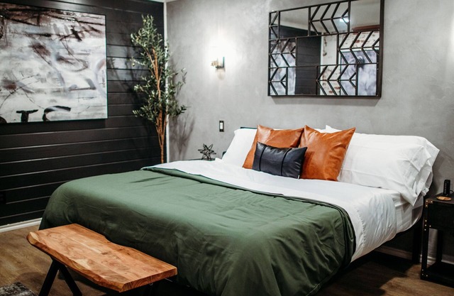 Swanky Bungalow. King Bed. Sleeps 3. Centrally located.