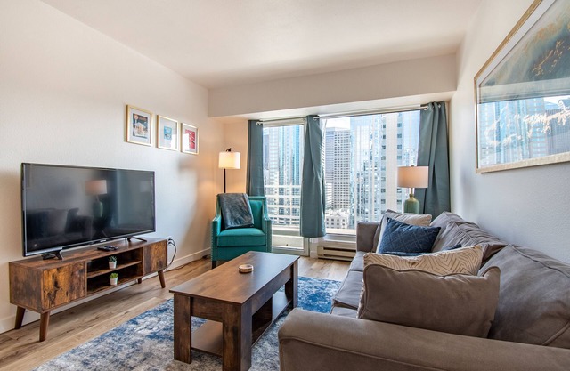Swanky Condo in Heart of Seattle w/ Parking & Pool!