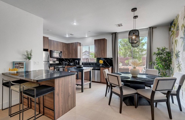 Swanky Summerlin Oasis, Near Strip & Golf, Yard