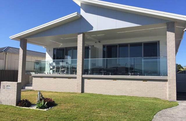 Das Swansea Lakeside Retreat ist ein großes Anwesen am Ufer des Lake Macquarie