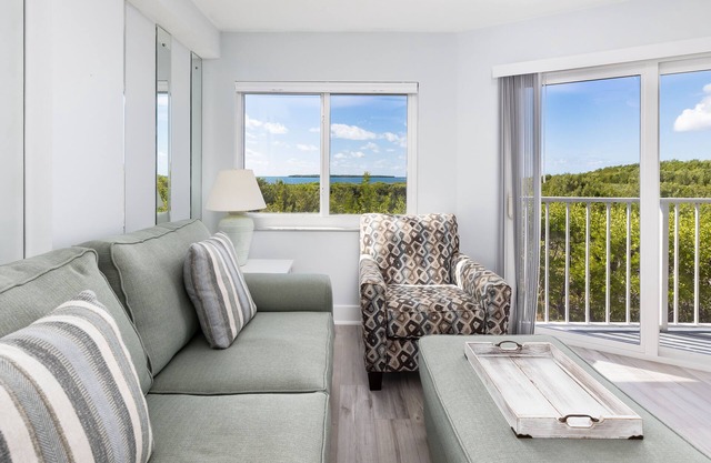 Swaying Palms Spacious Suite [Ocean Pointe 3201]