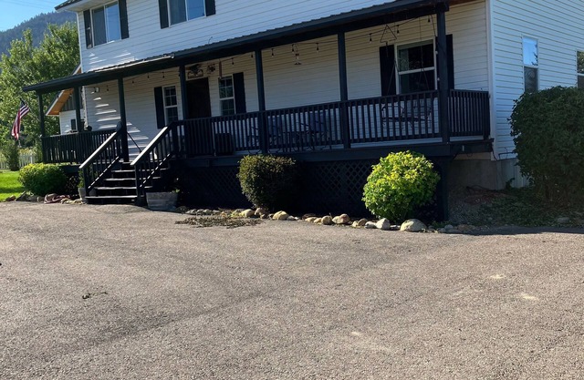 Sweeney Creek Farmhouse Lodge