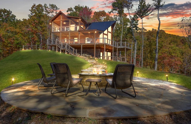 Sweeping Mountain Views! Secluded, Fire pit, Hot tub, Gas Fireplaces, Game Room!