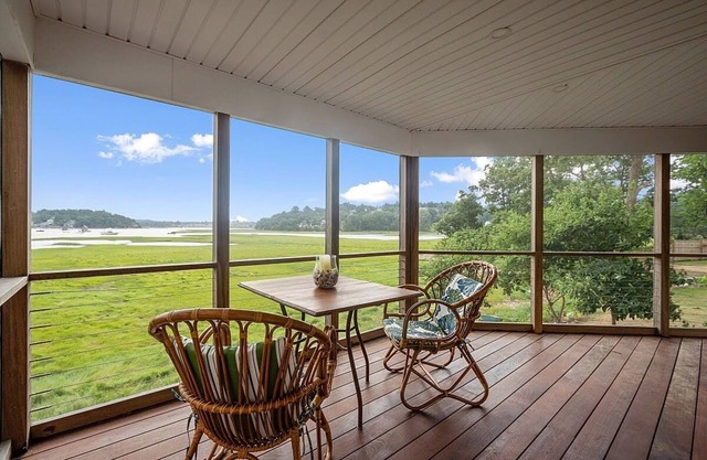 Sweeping saltmarsh & river views, birdwatching, great restaurants, cozy peace.