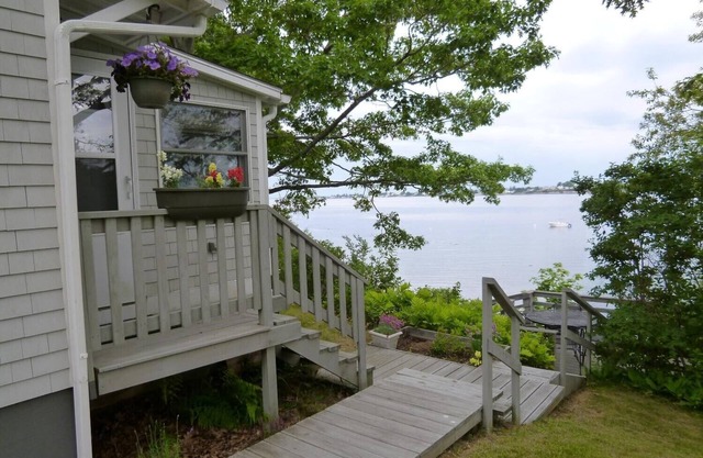 Sweet Bailey Island Cottage w / a Great Ocean View Deck & Schritte zum Ufer.