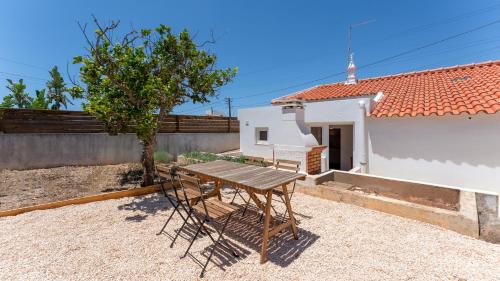 Sweet 2 BDR House With Patio by LovelyStay
