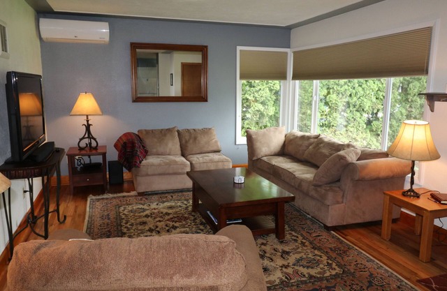 Sweet 3 Bedroom, Walk to Main St!