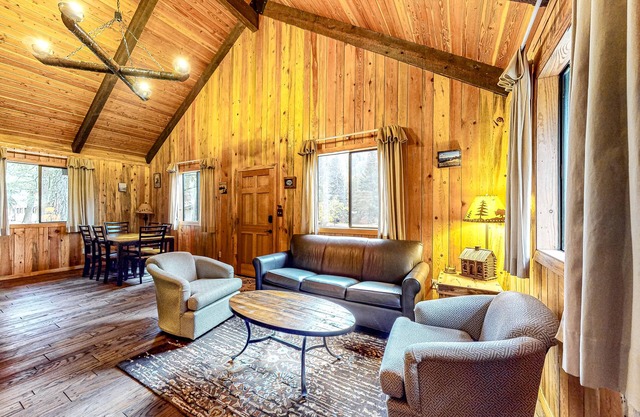 Sweet alpine cabin with mountain views & fireplace - walk to tram & Wallowa Lake