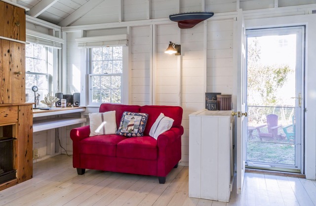 Sweet clapboard cottage that is walk to the beach and downtown!