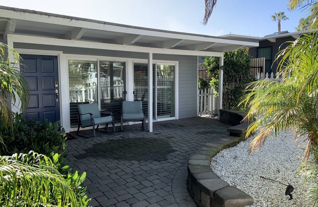 Sweet cottage home close to beaches, airport and other attractions