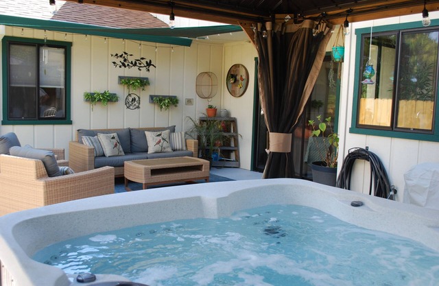 Sweet & Cozy, Bird Themed Nest, w/ Hot Tub & Fire Pit. 9 min to Turtle Bay