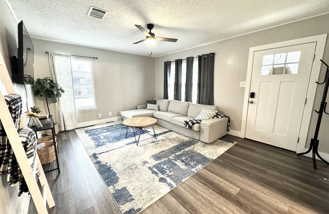 Sweet & Cozy Home in Taylor