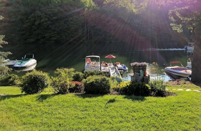 Sweet Dotti's Cottage on Candlewood Lake - 60M NYC