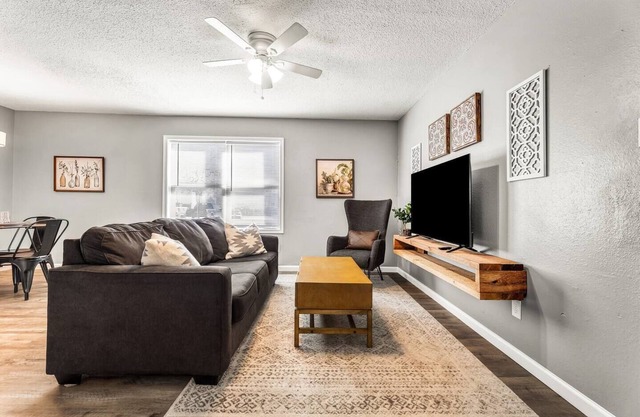 Sweet Home: 1st Floor, 2 Bdrm/Walk to A&M/King Beds