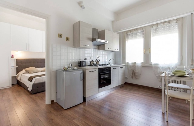 Schöne, helle, zentral gelegene, Wi-Fi, Klimaanlage, 1 Schlafzimmer, 1 Wohnzimmer, für bis zu 4 Personen