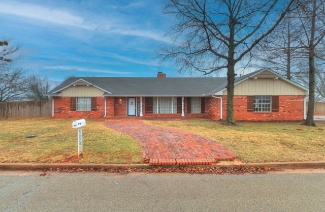 “Sweet Home Oklahoma” House - Large home with 4 bedrooms and fenced yard+garage!