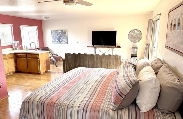 Sweet King Retreat in Downtown Los Olivos
