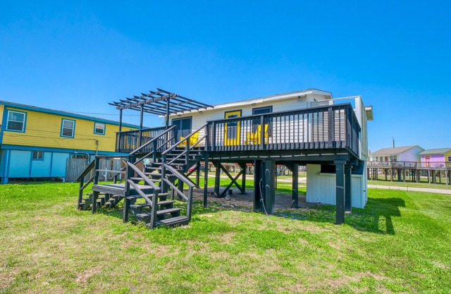 Sweet little house with perfect location & view!