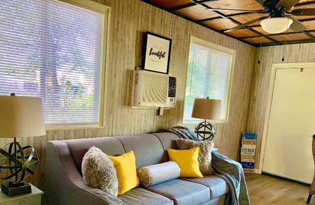 SWEET Little Hideaway! 1of 3 apts located together 4.5 mi from Okaloosa Island