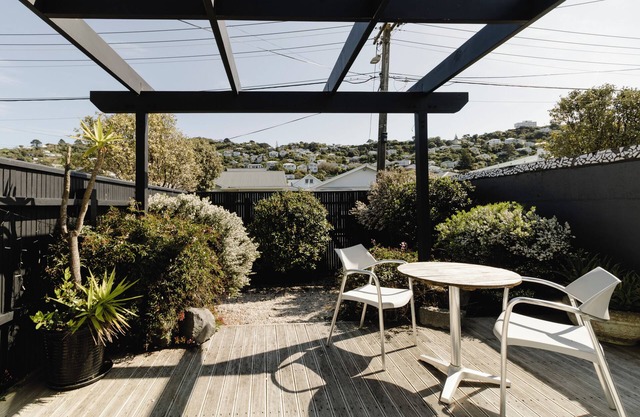 Sweet Lyall Bay - walk to beach and popular cafes