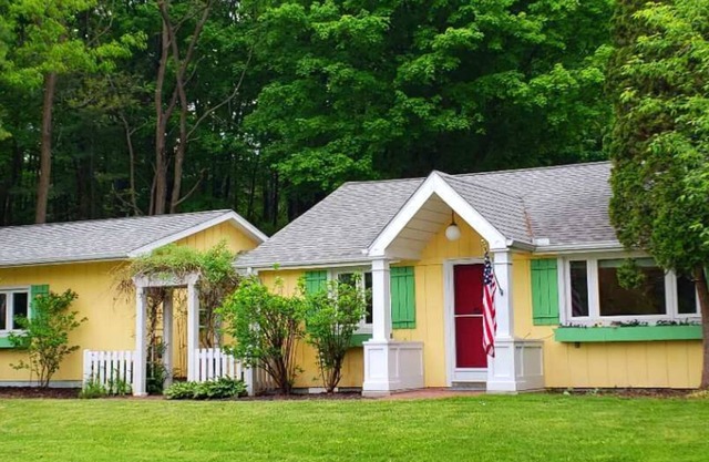 CUTE COTTAGE IN ALDEN - WALK TO TORCH LAKE