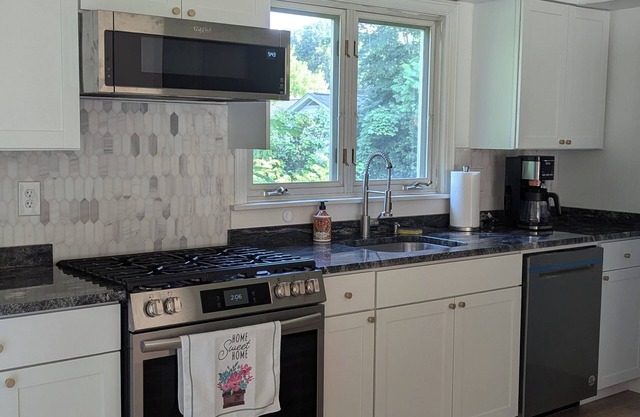 Sweet Ranch House 3-bedroom 1.5 bath with private beach access in Burlington